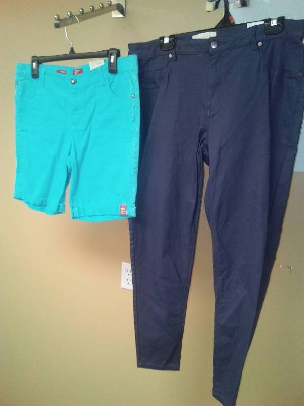 lot 482 image: Womens pants  shorts, Nicki Minaj - 2. Size XL 18 plus.