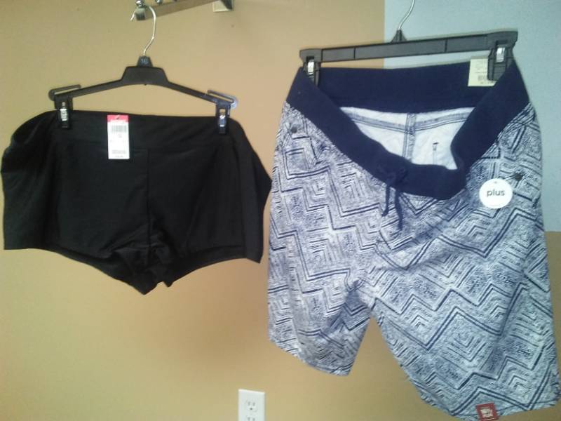 lot 483 image: Womens shorts - 2. Size 16.