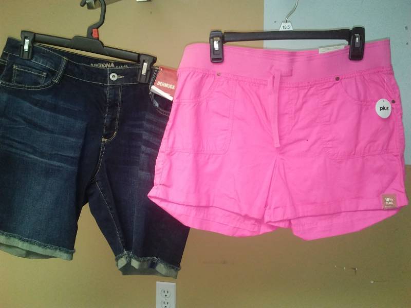 lot 484 image: Womens shorts - 2. Size 18.