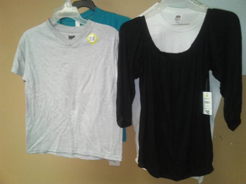 lot 489 image: Womens shirts - 4. Size small.
