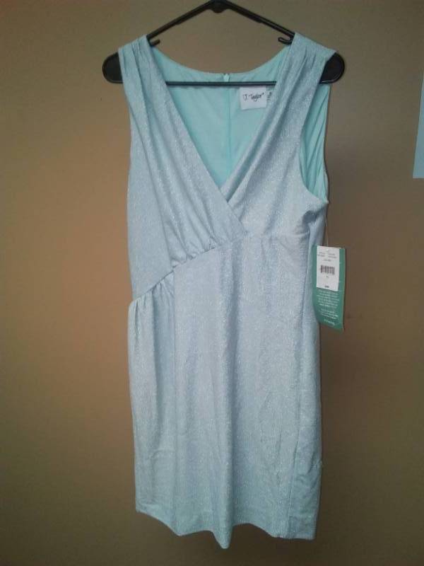 lot 493 image: Womens dress, $90 retail. Size 16.