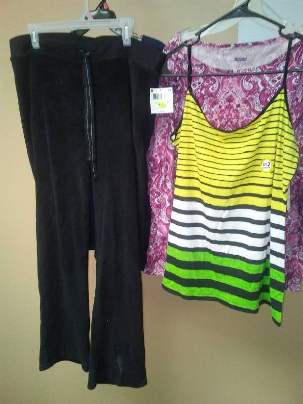 lot 496 image: Womens pants  tops - 4. Size XL.