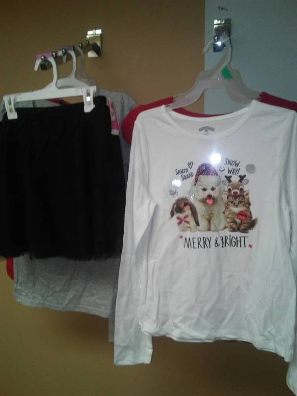lot 498 image: Girls tops slash skirt - 5. Size XL.