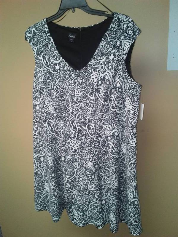 lot 499 image: Womens dress, $90 retail. Size 2x, Emma.