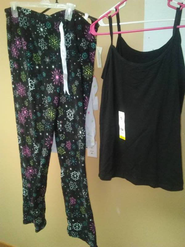 lot 502 image: Womens tops  Leisure pants- 4. Size XL.