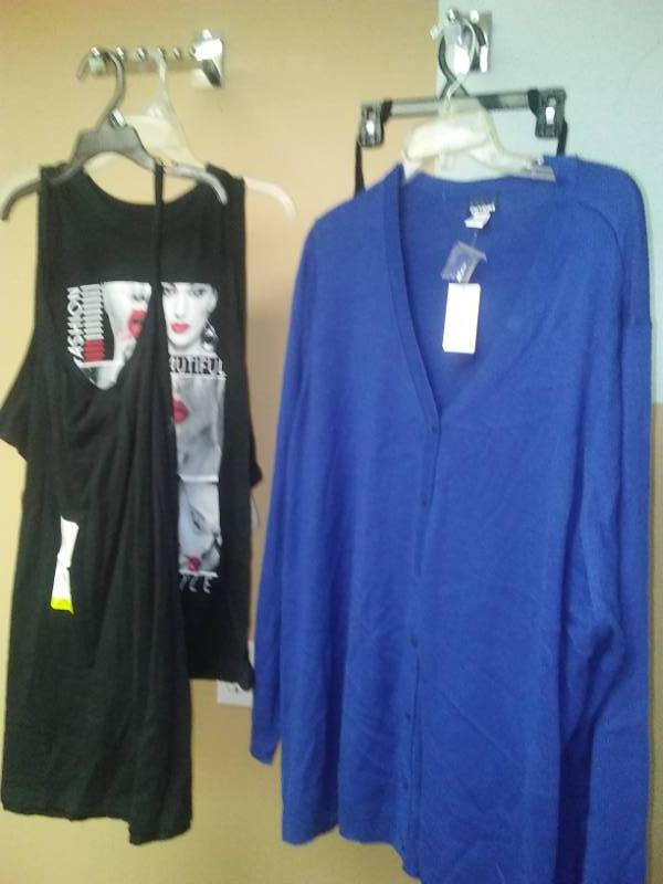 lot 505 image: Womens tops - 4. Size 3x.