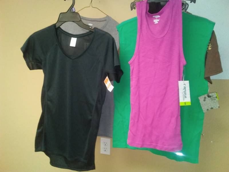 lot 512 image: Womens Tanks  Ts- 6. Size small.