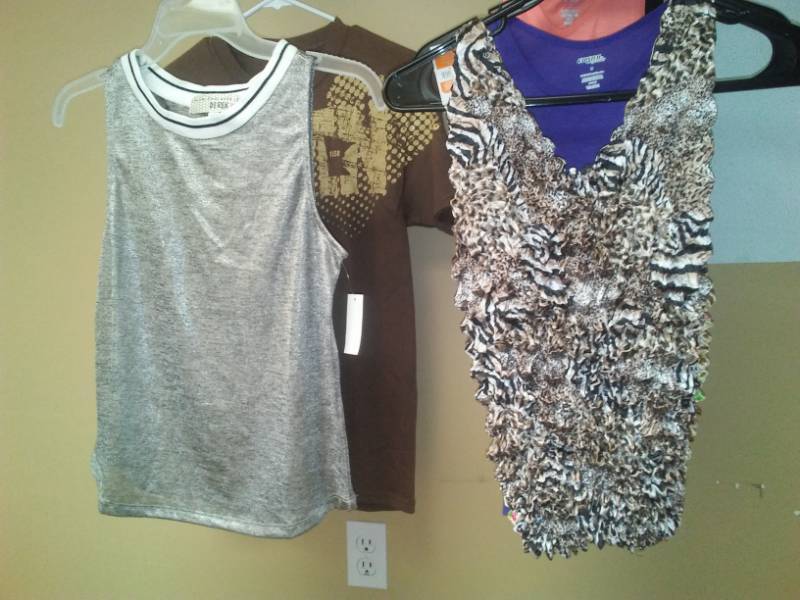 lot 516 image: Womens tanks and tees - 8. Size small.