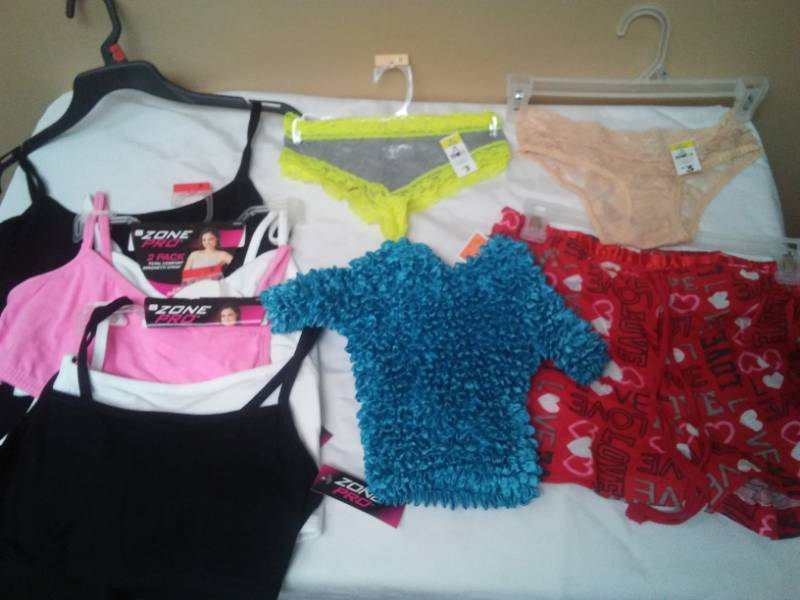 lot 521 image: Womens sports Intimates, size medium.