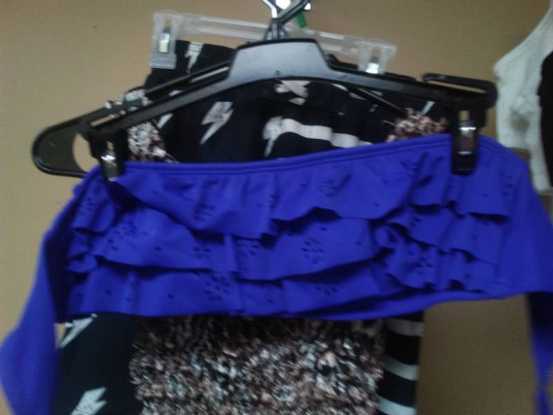 lot 522 image: Womens sport Intimates  tanks. Size medium