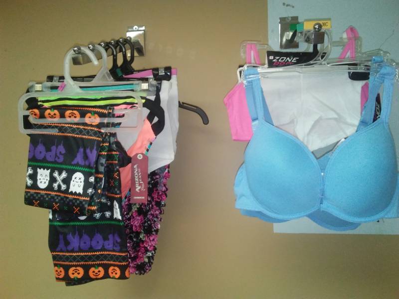 lot 523 image: Womens Intimates  leggings  popcorn tank. Size small.