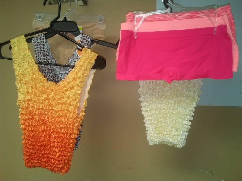 lot 526 image: Womens Intimates  popcorn tank, size large.