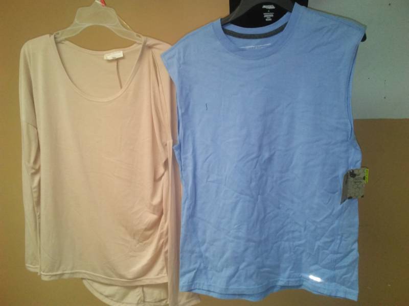 lot 527 image: Womens tanks and tees - 6. Size small.