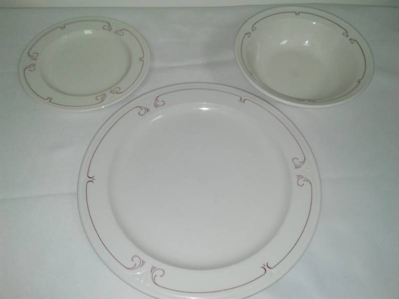 lot 223 image: 24 Syracuse China place settings.