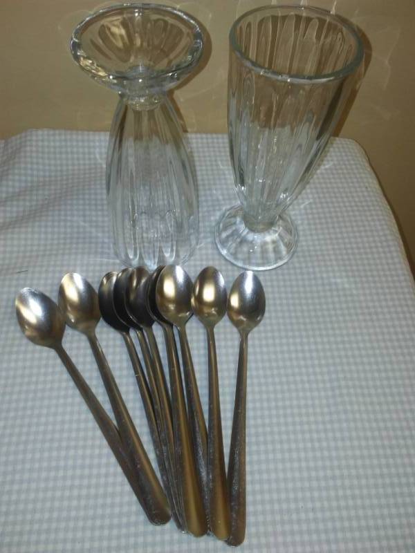 lot 263 image: 8 parfait  ice cream glasses and spoons.