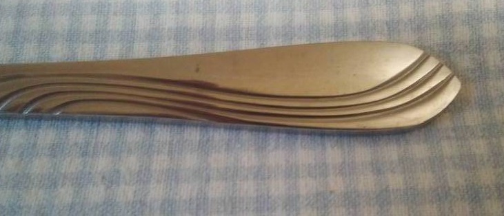 lot 275 image: One Gross (144) Knives - wave design