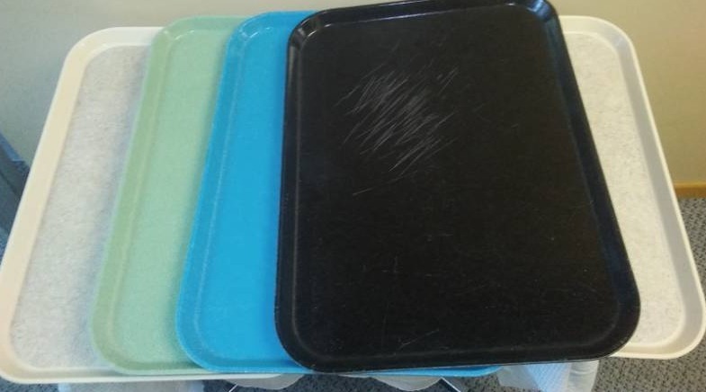 lot 282 image: 5 cafeteria serving trays,