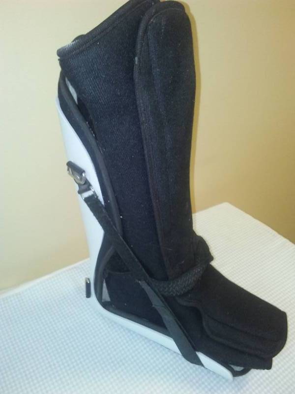 lot 292 image: Rehab walking boot - small adult.