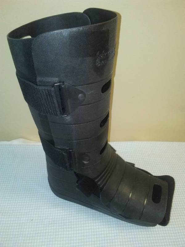 lot 293 image: Rehab walking boot - adult medium.