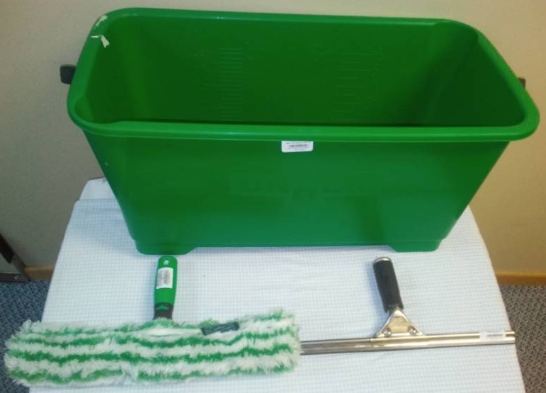 lot 318 image: Maintenance window washing system - complete Unger 6 gallon