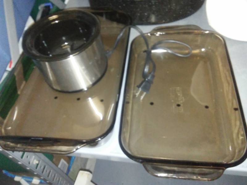 lot 204 image: Lamps, roaster pan, Pyrex baking dishes.