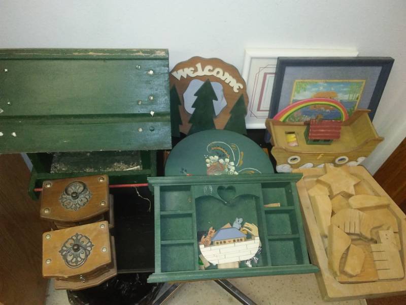 lot 219 image: Wood bird feeder, coasters, Decor art.