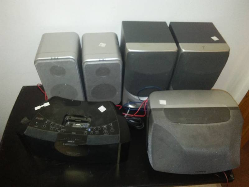 lot 221 image: Emerson radio - docking station.