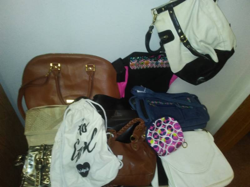 lot 230 image: Purses, wallets, clutches, bags.