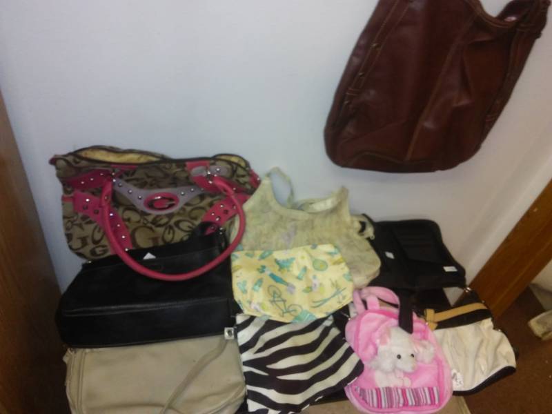 lot 231 image: Purses, wallets, clutches, bags.