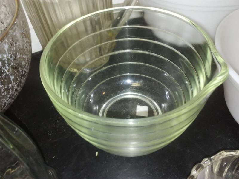 lot 254 image: Old Pyrex mixing bowl and more with tote