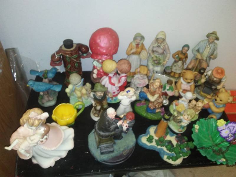 lot 259 image: Figurines - Big Lot.