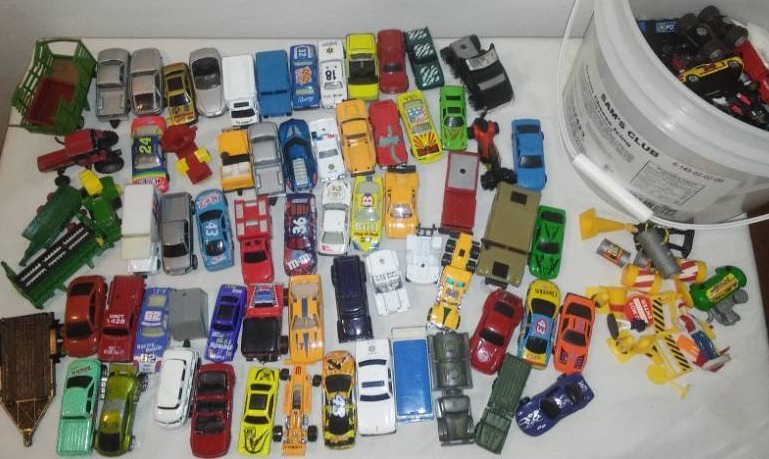 lot 156 image: Over 70 Hot Wheels type cars Miasto, Tonka and more.