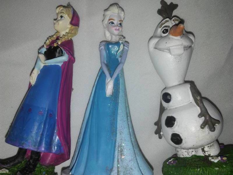 lot 287 image: New Frozen - 3 lawn spikes, bag and spiral Wood Wind catcher.