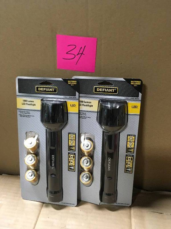 lot 34 image: Defiant 1000-Lumen LED Flashlight