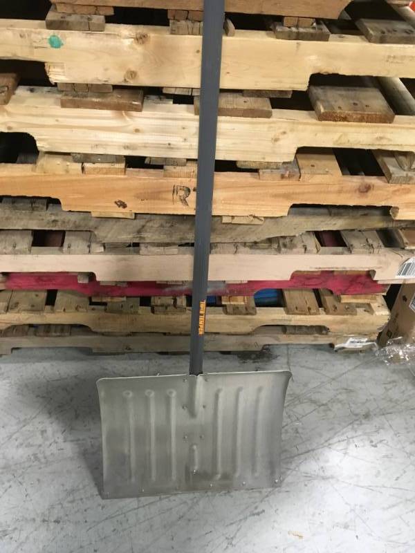 lot 78 image: Ames Companies TheSnow Tools 1641000 18-In. Aluminum Snow Shovel With D-Handle in good condition