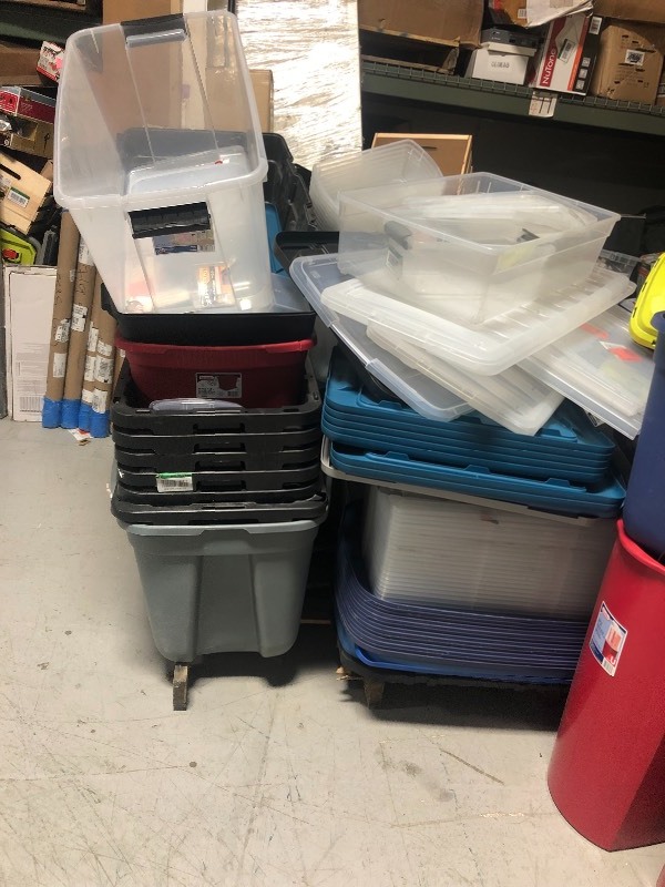 lot 121 image: Pallet with assorted storage bins, all different sizes, from fair to good condition  some with covers and some without, a few may have minor damages