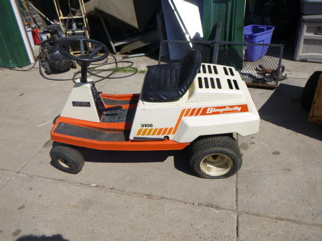 lot 5 image: Simplicity Cavalier 3100 Garden Tractor