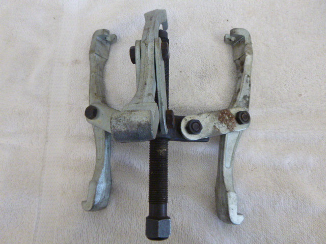 lot 8 image: Old Forge Hub Puller