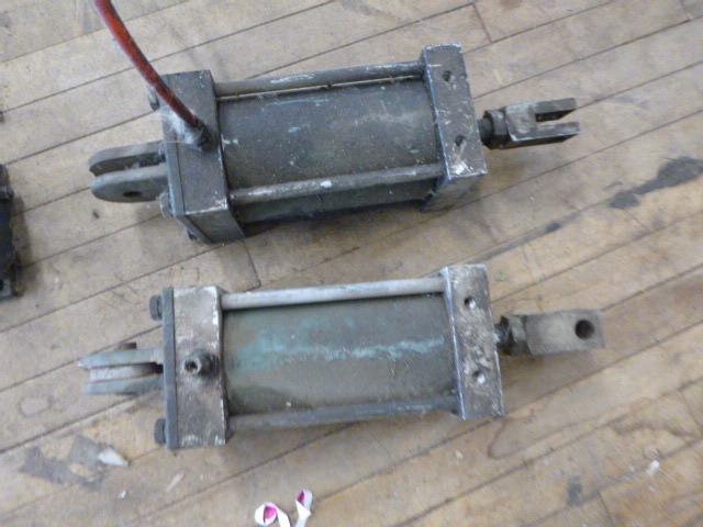 lot 121 image: 2 Pneumatic Cylinders