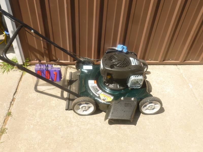 lot 7 image: Bolens Push Mower