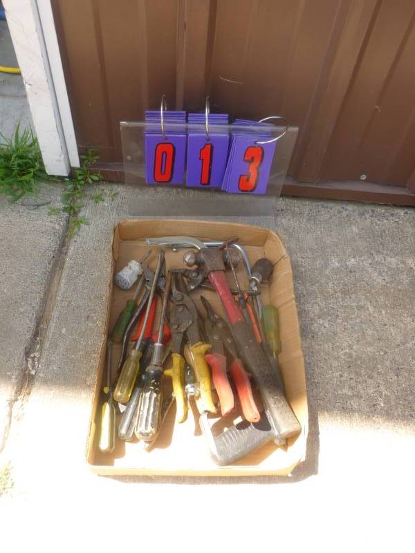 lot 13 image: Flat of Miscellaneous Tools