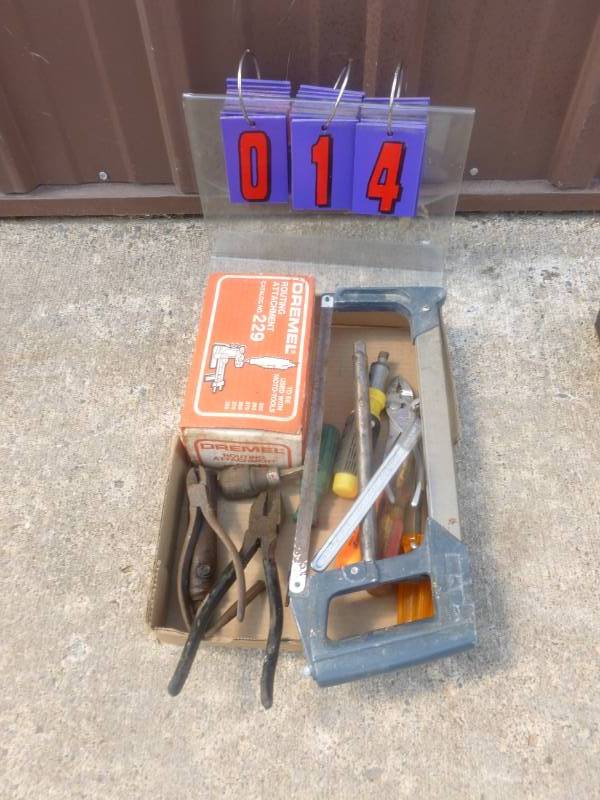 lot 14 image: Flat of Miscellaneous Tools