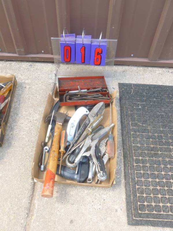 lot 16 image: Flat of Miscellaneous Tools