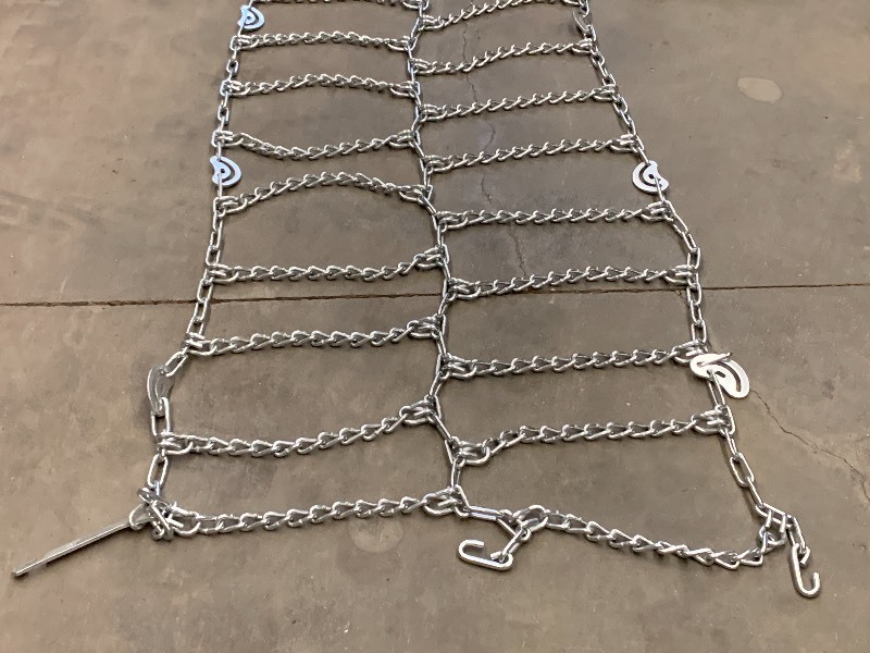 lot 35 image: Pair Of Dual-Wheel Truck Tire Chains