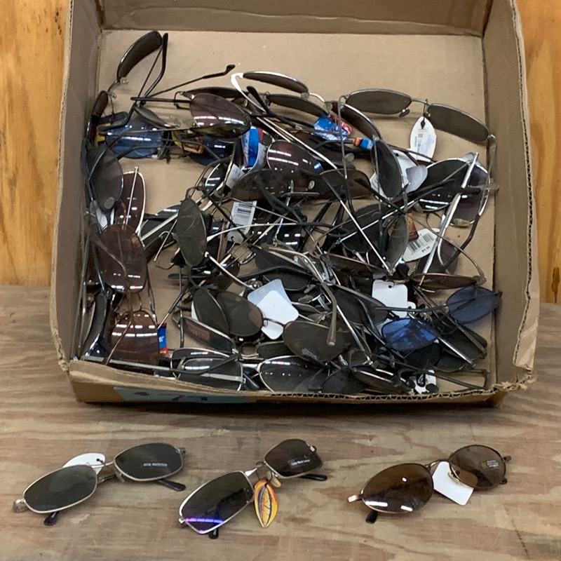 lot 79 image: Flat Of Assorted Unused Sunglasses