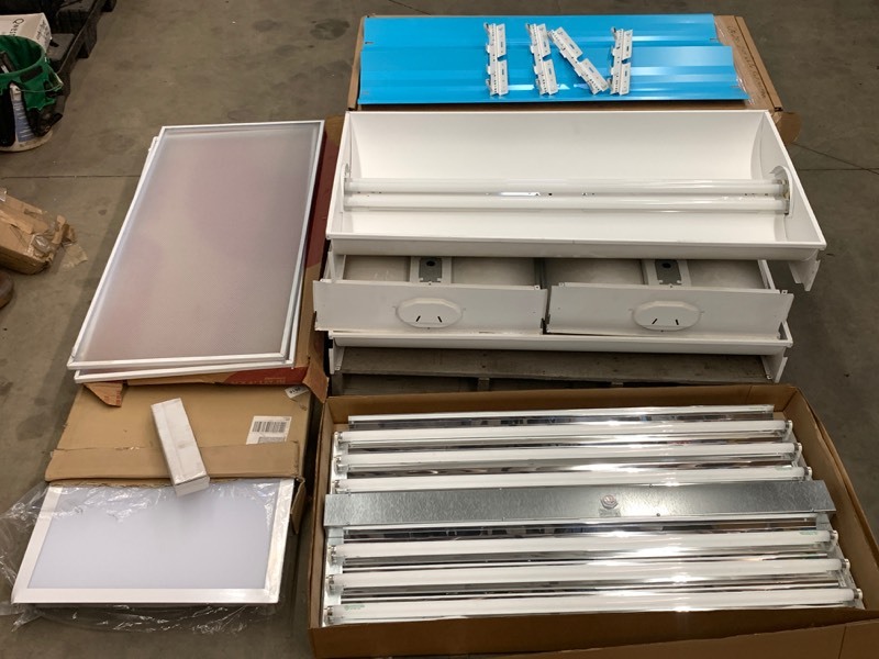 lot 54 image: Pallet Lot Of Light Fixtures