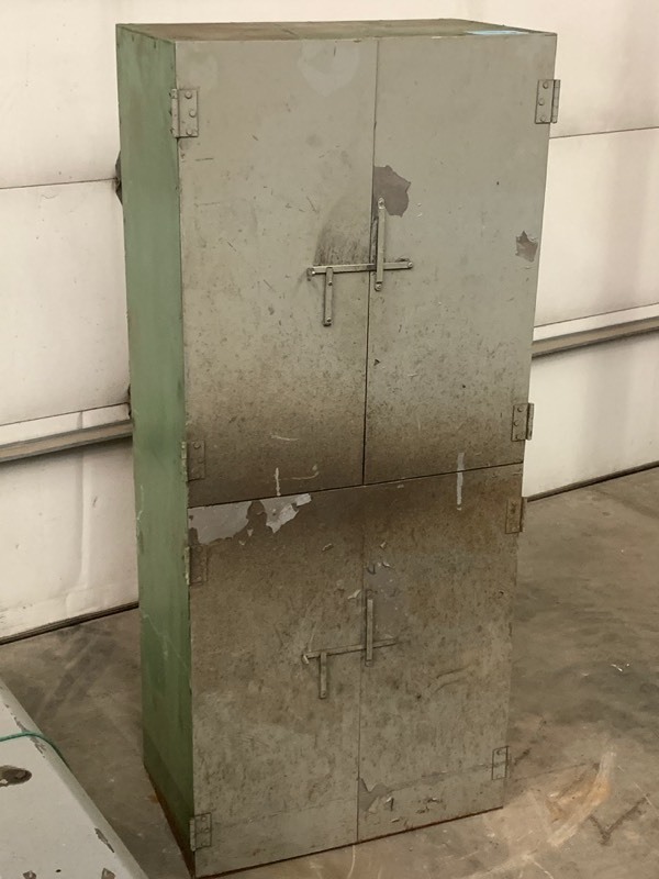 lot 11 image: Pallet Of Shop Lights & Aluminum Shop Cabinet