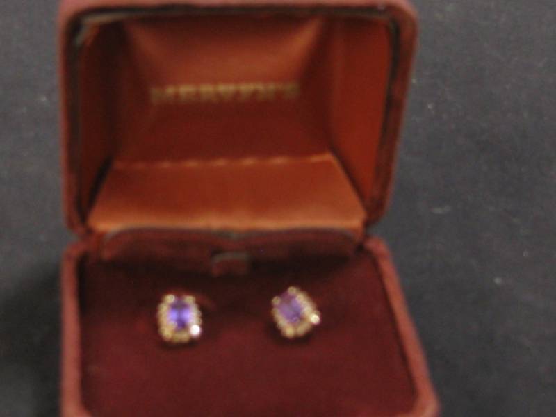 lot 21 image: Earrings