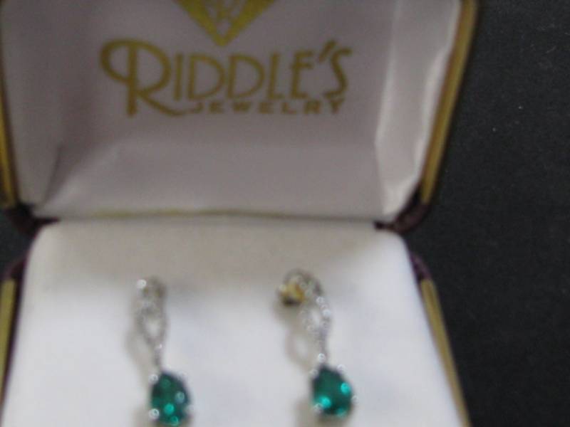 lot 22 image: Earrings