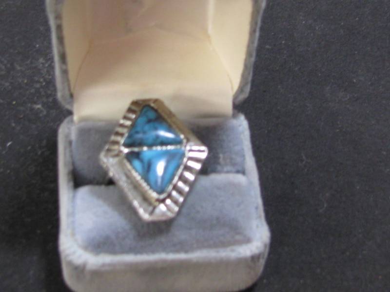lot 29 image: Turquoise Ring